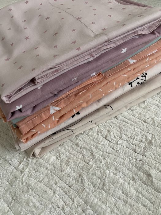 Vários têxteis cama de menina