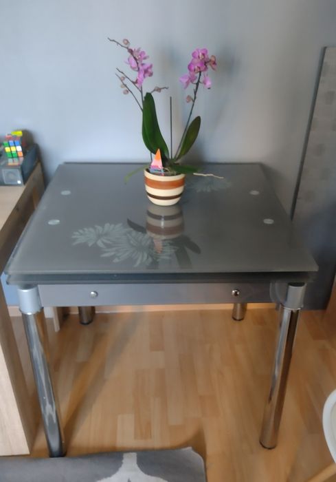 Szklany szary stół rozkładany