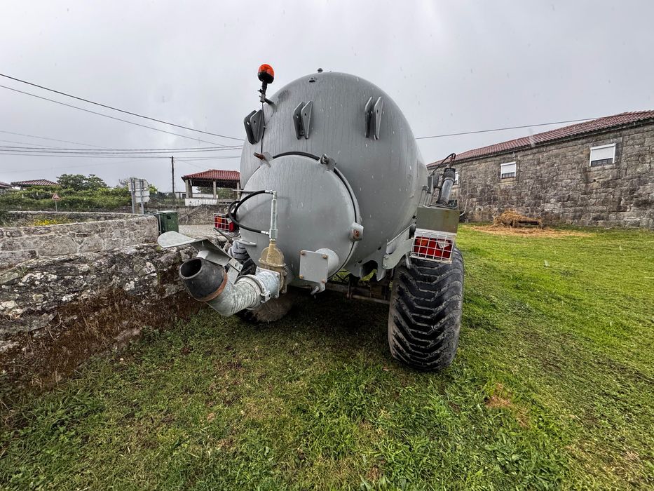 Alfaias e equipamento de construção usado