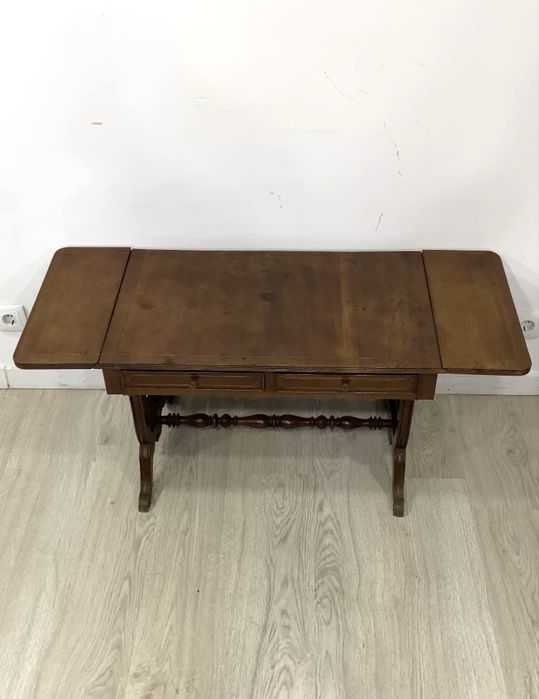 Mesa de apoio com abas.