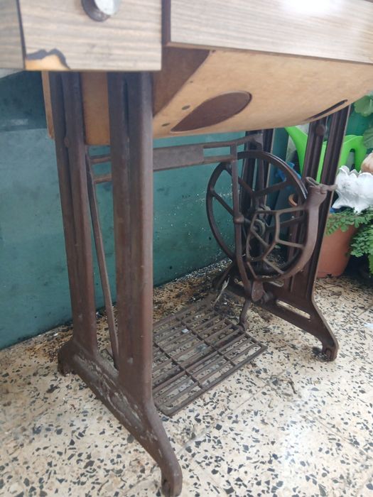 Máquina de costura Singer antiga.