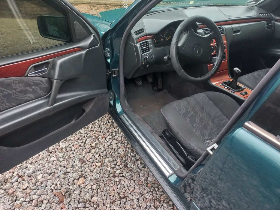 Mercedes-Benz E 210 2.0D