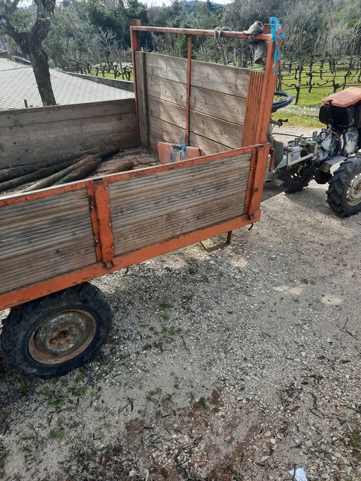 Motoenxada com motor Lombardini de 14 cavalos.