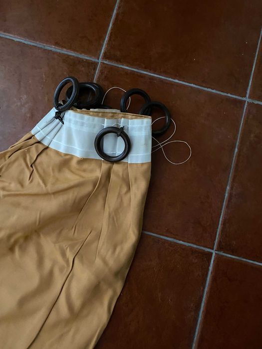 conjunto de cortinados amarelos grandes e altos novos