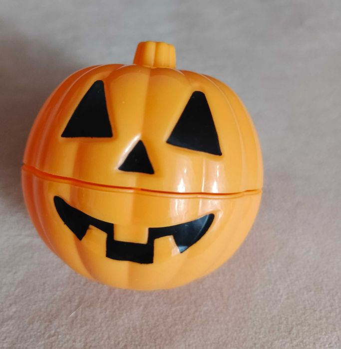 Mały pojemnik z akcentem Halloween .