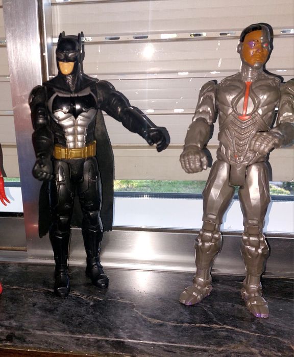 Três figuras cyborg spider-man Batman.436768204517560322