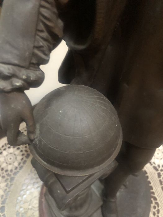 Estatueta em metal com base em madeira