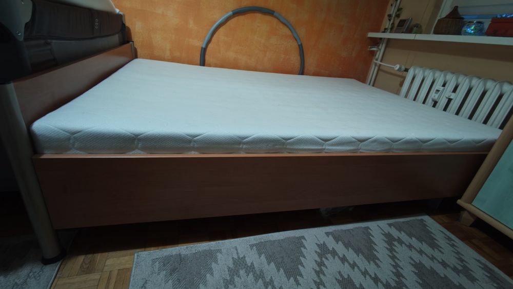 Łóżko z materacem