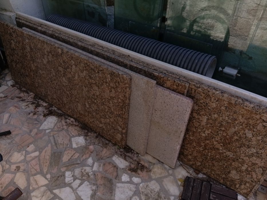 Pedras mármore p cozinha e vidros de loja