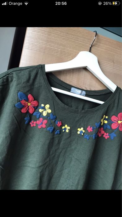 T-shirt z kwiatowym nadrukiem khaki ciemna zieleń