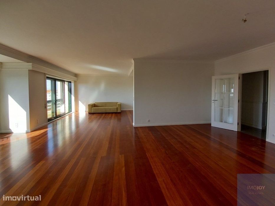 Apartamento T4 + 1 na Rua Oliveira Monteiro