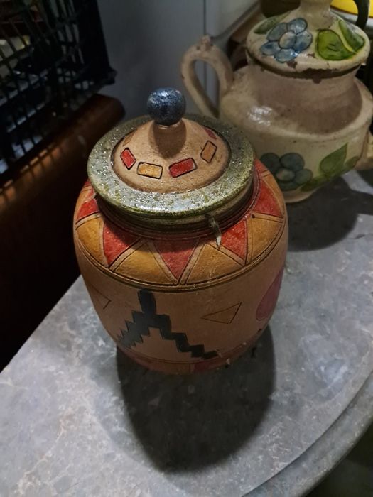 Pote em barro pintado