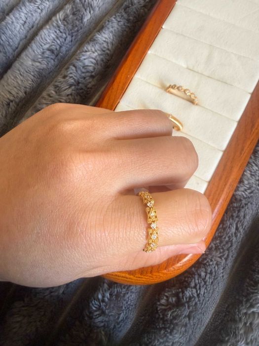 Anel Vazado Empilhável com Zircônias Estilo Almofada – Tamanho 7 ring