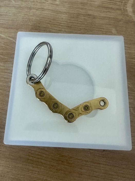 unikatowy brelok charms dla fana rowerów – złoty łańcuch, srebrne kółko