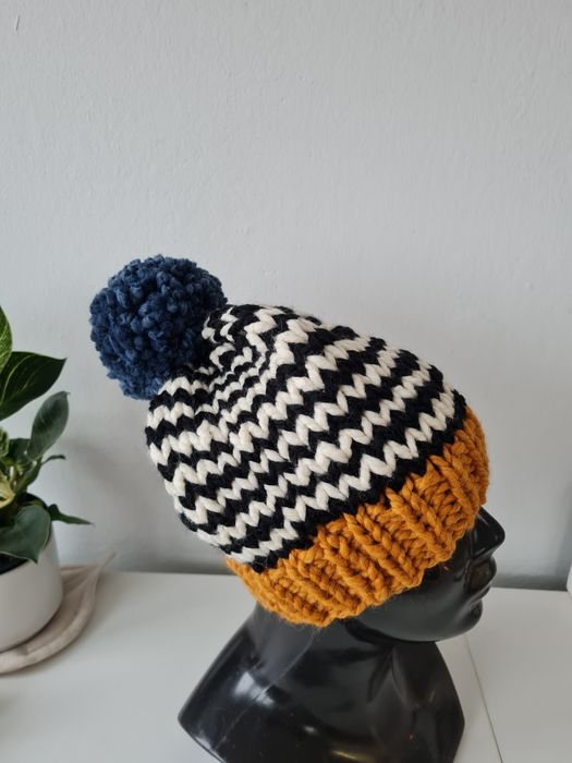 Czapka z granatowym pomponem