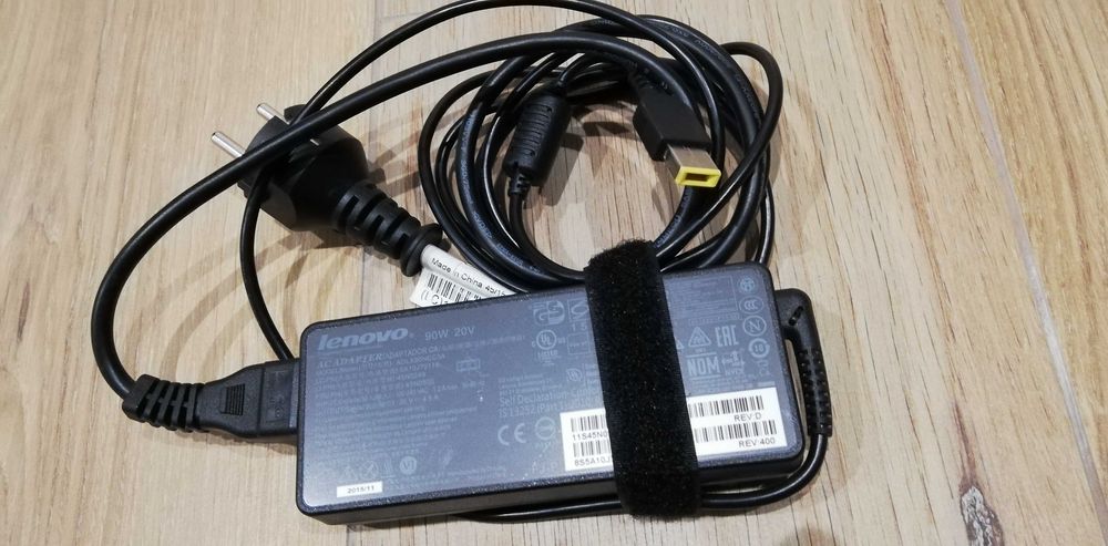 Zasilacz lenovo z prostokątną wtyczką 20V