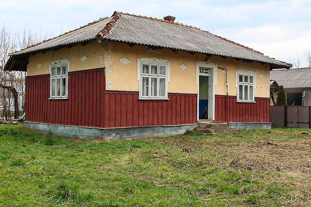 Продається будинок з ділянкою в селі Рожнів.