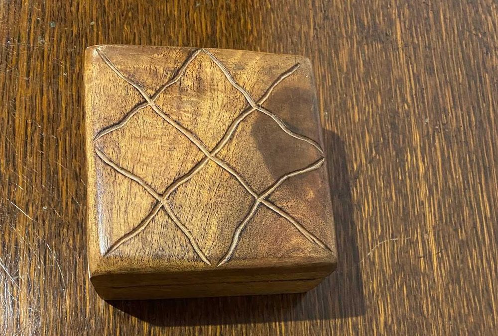 Caixa decorativa em madeira