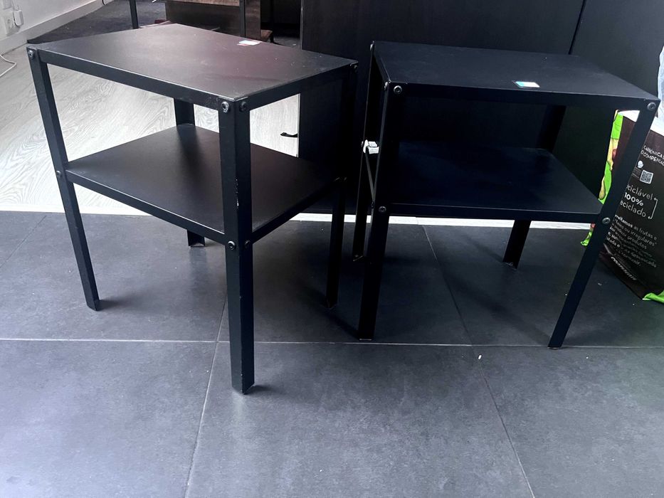 2 Metal Black Side-tables / 2 mesas laterais de metal preto
