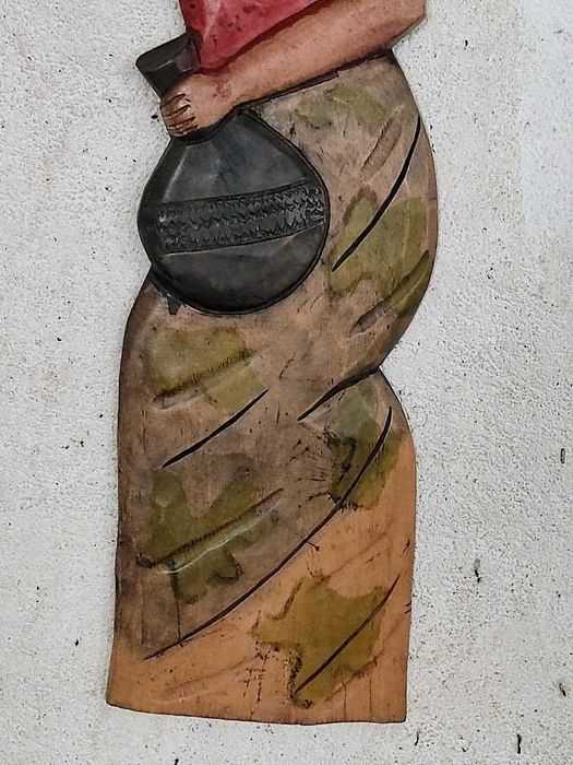 Escultura mulher Africana em madeira artesanato popular