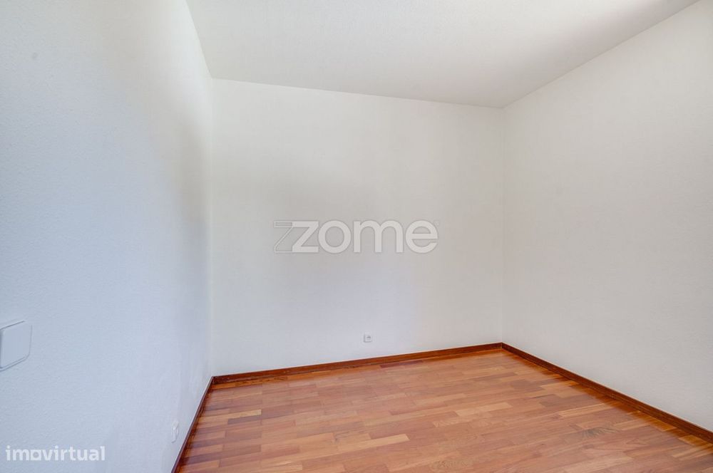 Apartamento T2 com Garagem para Arrendamento - Metro do Campo Grande