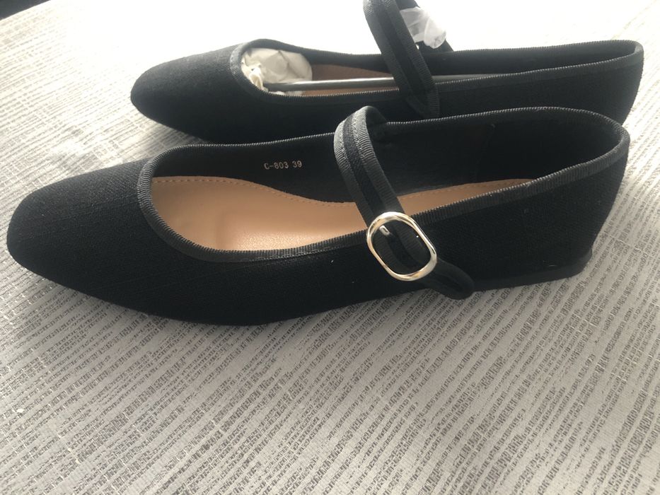 Baleriny czarne zapinane na paseczek.