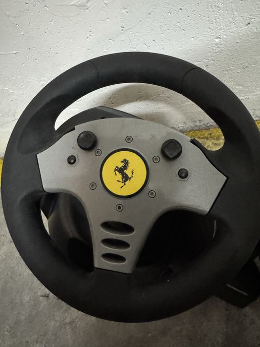 Volante Ferrari Thrustmaster  Force Feedback