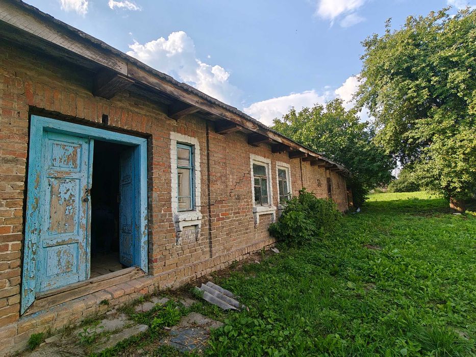 Цегляний будинок під реконструкцію.