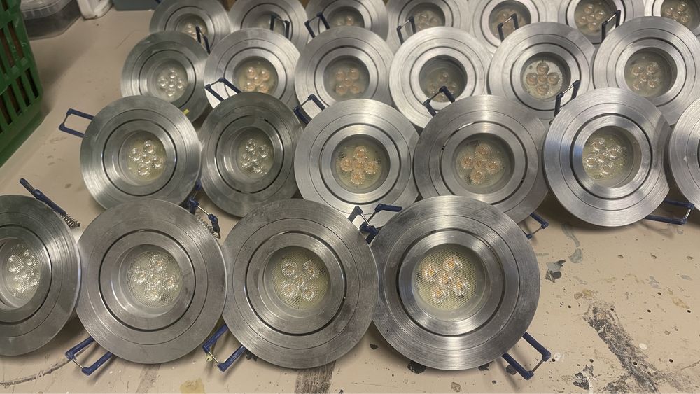 Halogeny led z oprawka