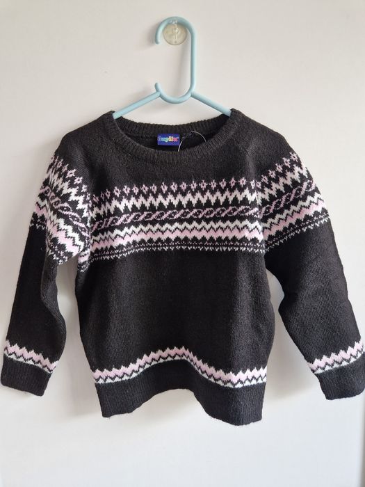 Czarny sweter dziecięcy z wzorkami