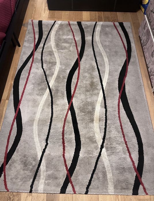 Gray rug with pattern447368147418501120