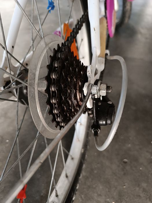 Bicicleta de menina com mudanças
