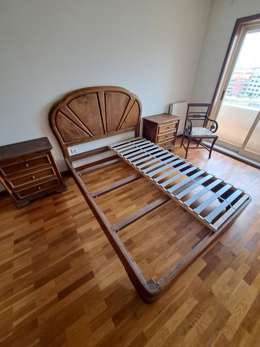 Cama, dois camiseiras e cadeira tudo castanho velho maciço
