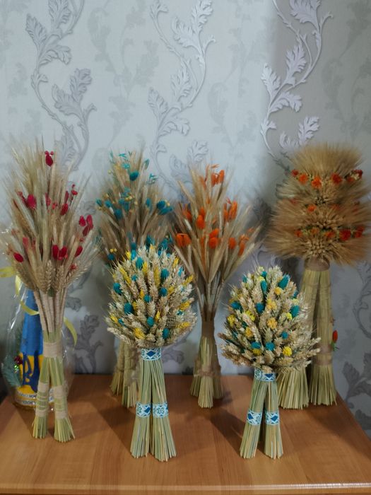 Розпродаж дідухів різних розмірів