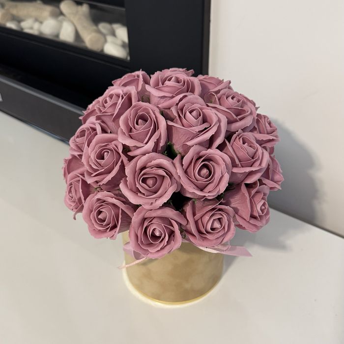 Flowerbox z różami mydlanymi w odcieniach beżu i różu