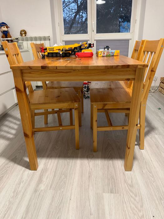 Sosnowy stół + 4 krzesła Jysk TYLSTRUP