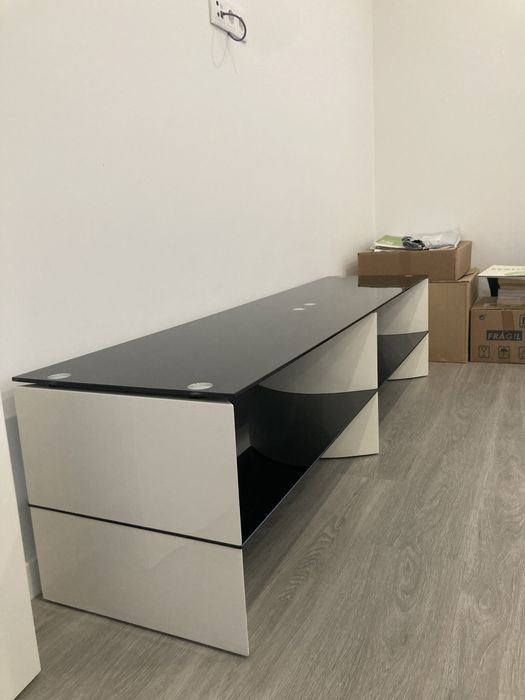 Móvel de TV preto e branco