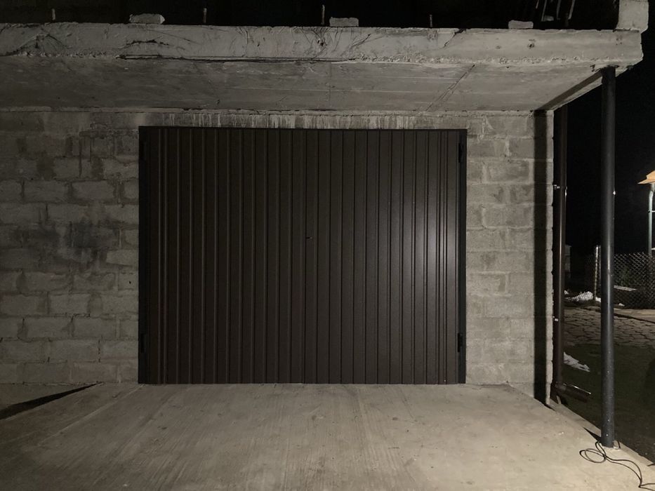 Ворота в гараж або ворота на подвіря