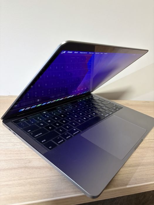 Продам Apple MacBook Pro 13 Touch Bar 256gb 2016 р