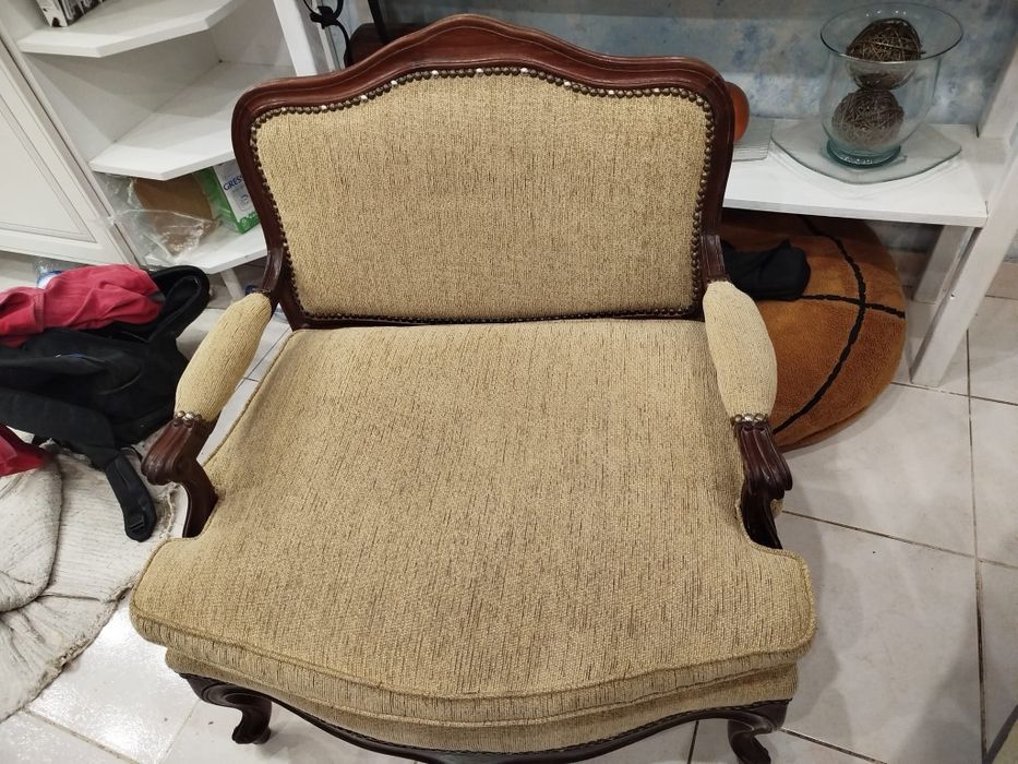 Poltrona vintage em tecido e madeira nogueira.