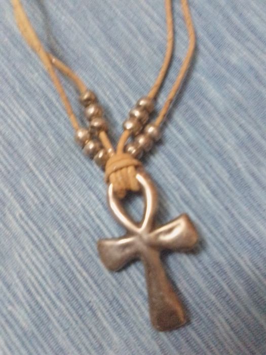 Colar com cruz "ank"