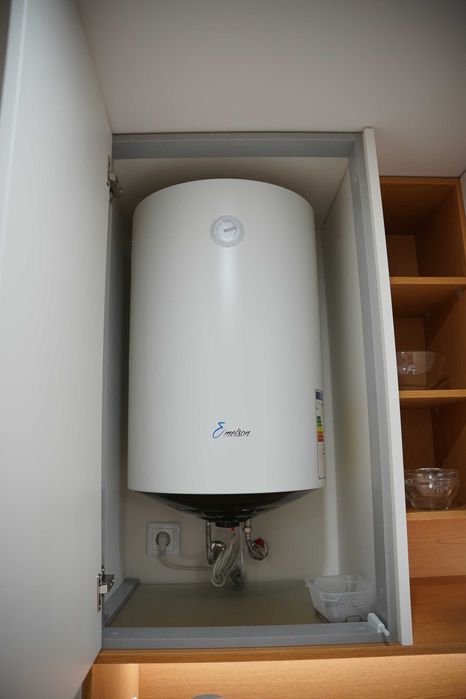 Arrendamento de Estudio T0 na zona da Trindade- Porto, novo, ultimo piso, completamente equipado e climatizado com vistas para a cidade.