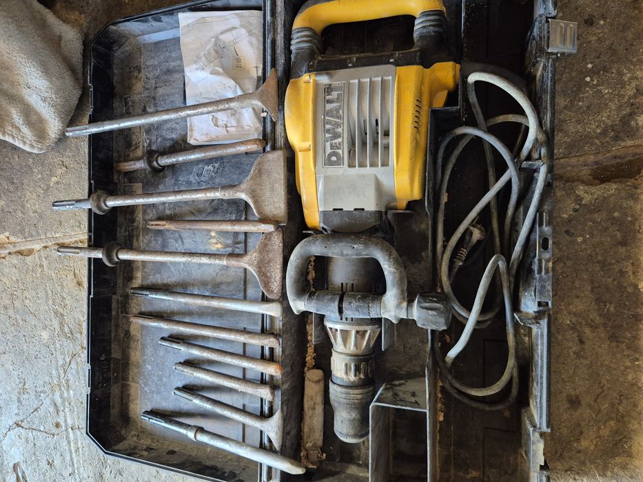Młot wyburzeniowy DEWALT D25902