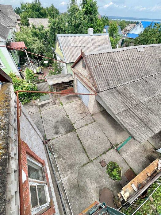 Продається ВИДОВИЙ 2-х поверховий будинок з двома гаражами,