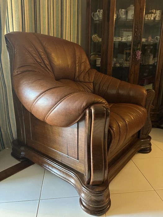 Conjunto 2 sofás em pele genuína e madeira maciça