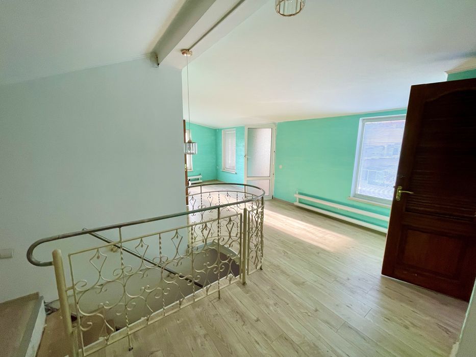 Продам двоповерховий будинок в Центрі!