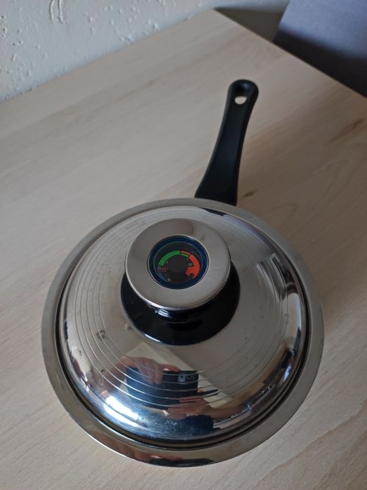 Rondelek z pokrywką.