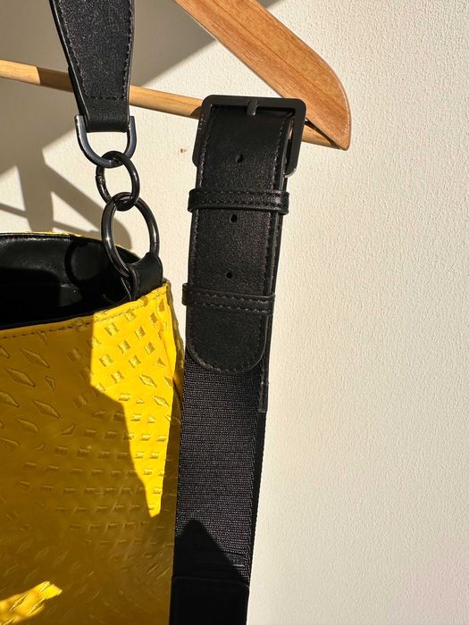 Mala Desigual amarela com dois tipos de alças