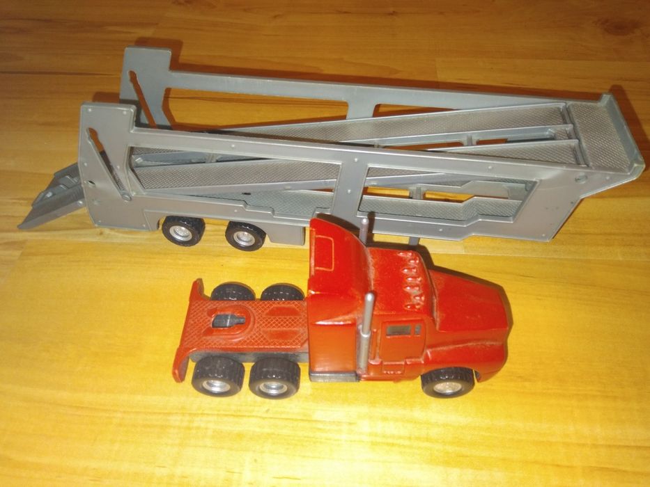 Plastikowe auto z lawetą