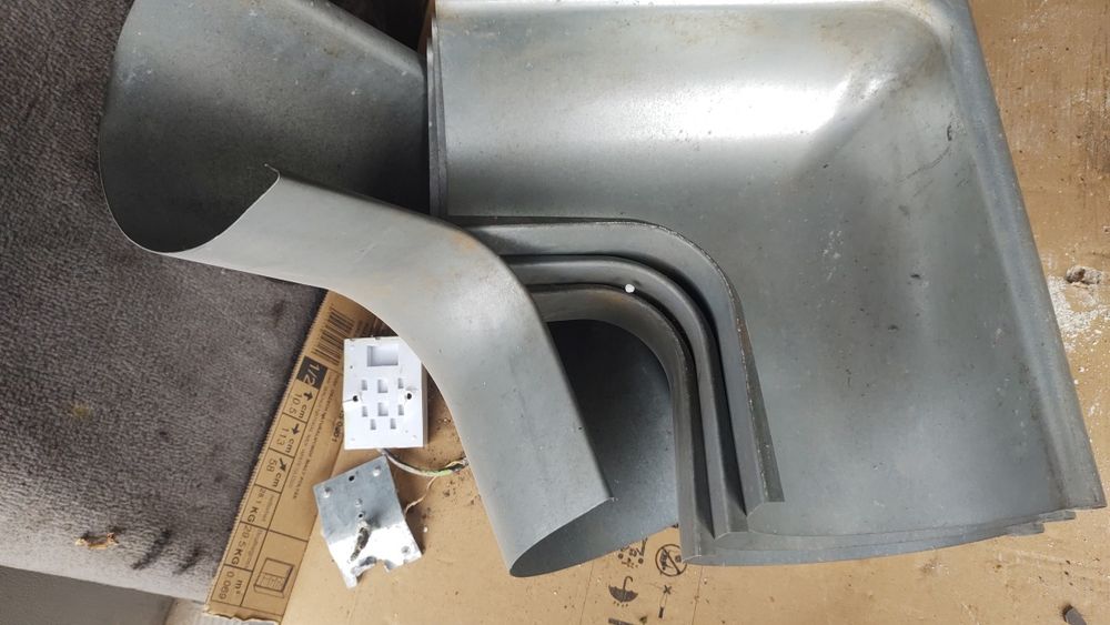 Narożnik rynny ocynk.   150 mm